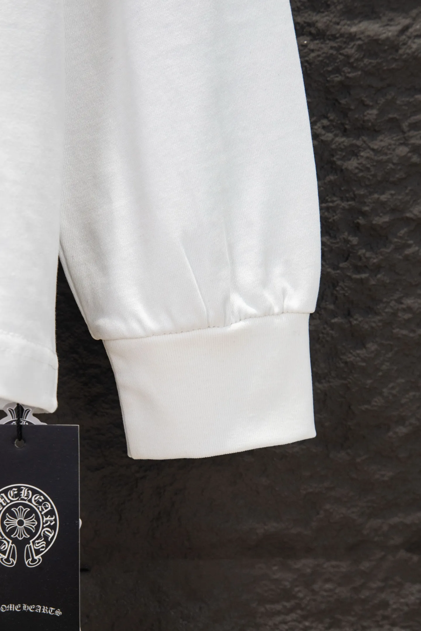 P230 🆕Chrome Hearts os version is really charming and Chrome Hearts is really a must-have. Each season's new version is made to the extreme. It is very practical and can be worn casually. Nice✔️ - ⚠️100% cotton. It is made of 21 double yarns, 300g weight fabric and imported knitted carded cotton. It has moderate thickness, drape and contour, and the upper body is comfortable! ! It is very tolerant to fat body types and can instantly lose five pounds after wearing it!  Specially ordered many Austrian hot diamonds, which have the bling bling effect of natural crystals under the light, with multi-faceted reflective points, and the production cost is extremely high. The laser molding includes a computer engraving machine and a laser machine, which are accurate in units of particles. Finally, it is hot and set at high temperature. After the hot ironing, the firmness needs to be tested repeatedly on the hot stamping. It can show colorful reflections under the light. The collar webbing extends to the shoulders for reinforcement, and the stitching at the joints. The hem and cuffs are all made with 0.2mm gauge double-thread turning. They are carefully produced at a high cost. The attitude of making goods with a magnifying glass restores the quality and effect of the product. The full set of customized accessories is only used to present every detail to customers. Film printing, 50,000 positioning, is very time-consuming. The body is treated with hot diamond elements, which greatly increases the interest of the clothing; unique visual effects. After special treatment, a unique effect is formed. An irregular hem is added to the version. This year's Kroxin is the main version. In the past two years, the oversize version has become the focus of the trend and has been a popular staple in the past two years. The change of designers has made this brand an instant hit. The progressive fashion of the times also needs the blood impact of fresh elements and trendy designs in order to continue its glory! It’s stylish both inside and outside, a must-have for high street travel! An absolute "eye-catching style" that can match couples 💏 Color: Black White Size: S M L XL